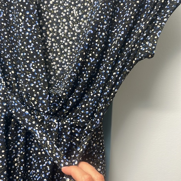 Women’s Sm wrap style top. V-neck. Short sleeve blouse. Floral - Picture 9 of 9